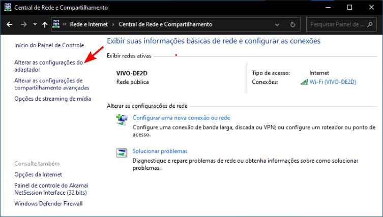 A opção Alterar as configurações de compartilhamento avançadas na Central de Rede e Compartilhamento é apontada com uma seta.
